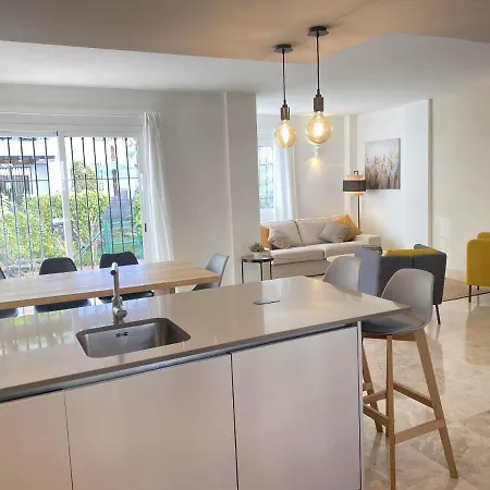 Дом отдыха Preciosa Casa De 4 Y 3 Banos, Urbanizacion Naranjos, Puerto Banus